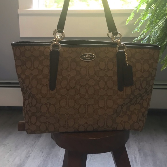 Coach Signature Bag - Picture 5 of 16